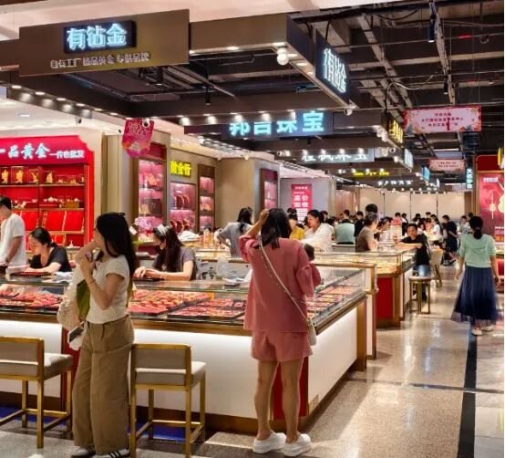 金价大跌,实探深圳水贝:回收价已跌到900元/克!商家:1200的时候很多人卖,有人一下就卖了3公斤,最近很少有人卖
